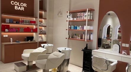 ركن ألوان عصري داخل بوتيك ناي بيوتي، الرياض، منطقة الرياض، المملكة العربية السعودية.