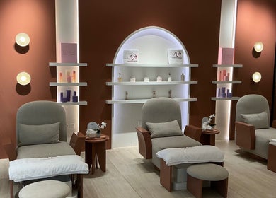 تصميم أنيق داخل Nai Beauty Boutique في الرياض، منطقة العناية الشخصية مع مقاعد مريحة.