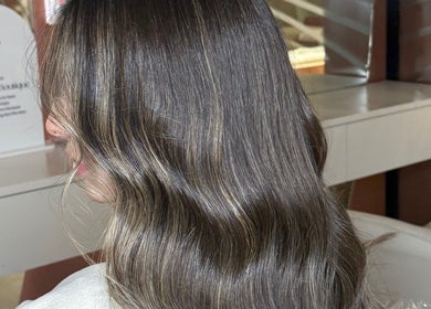 شعر مموج بني جذاب في صالون Nai Beauty Boutique، الرياض، منطقة الرياض، SA.