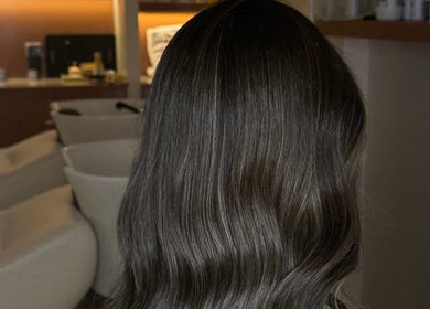 شعر أسود لامع في صالون Nai Beauty Boutique في الرياض، الرياض.