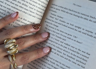 أظافر مزينة بنقاط وبريق في Nai Beauty Boutique، الرياض، منطقة الرياض، السعودية.