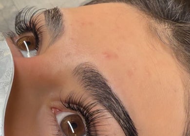 صورة عن قرب لرموش وحواجب منسقة في Nai Beauty Boutique، الرياض، منطقة الرياض، المملكة العربية السعودية.