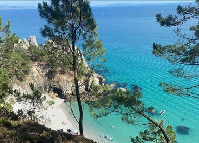 Vue sur une plage pittoresque près de Lydia Regard à Nanterre, Île-de-france, FR, entourée d'eaux turquoise.