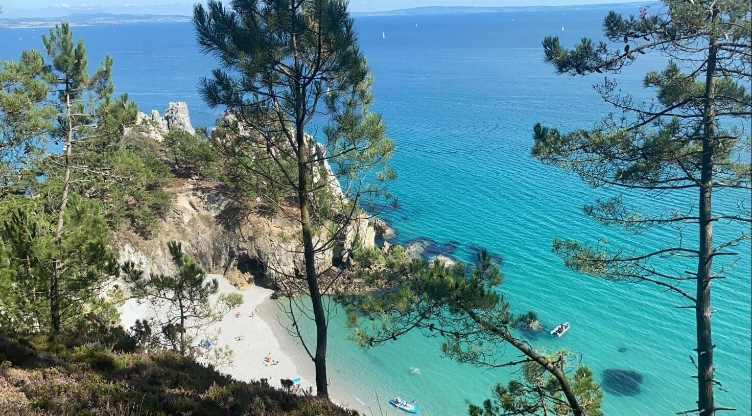 Vue sur une plage pittoresque près de Lydia Regard à Nanterre, Île-de-france, FR, entourée d'eaux turquoise.