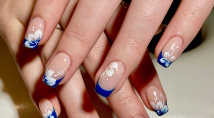 Elegant floral nail art at Nail Oasis, Pukekohe, Auckland, NZ, showcasing blue and white designs.