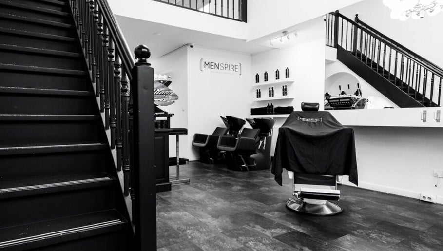 Modern interior of MENSPIRE Old West hair salon in Amsterdam, Noord-Holland, NL with stylish decor.