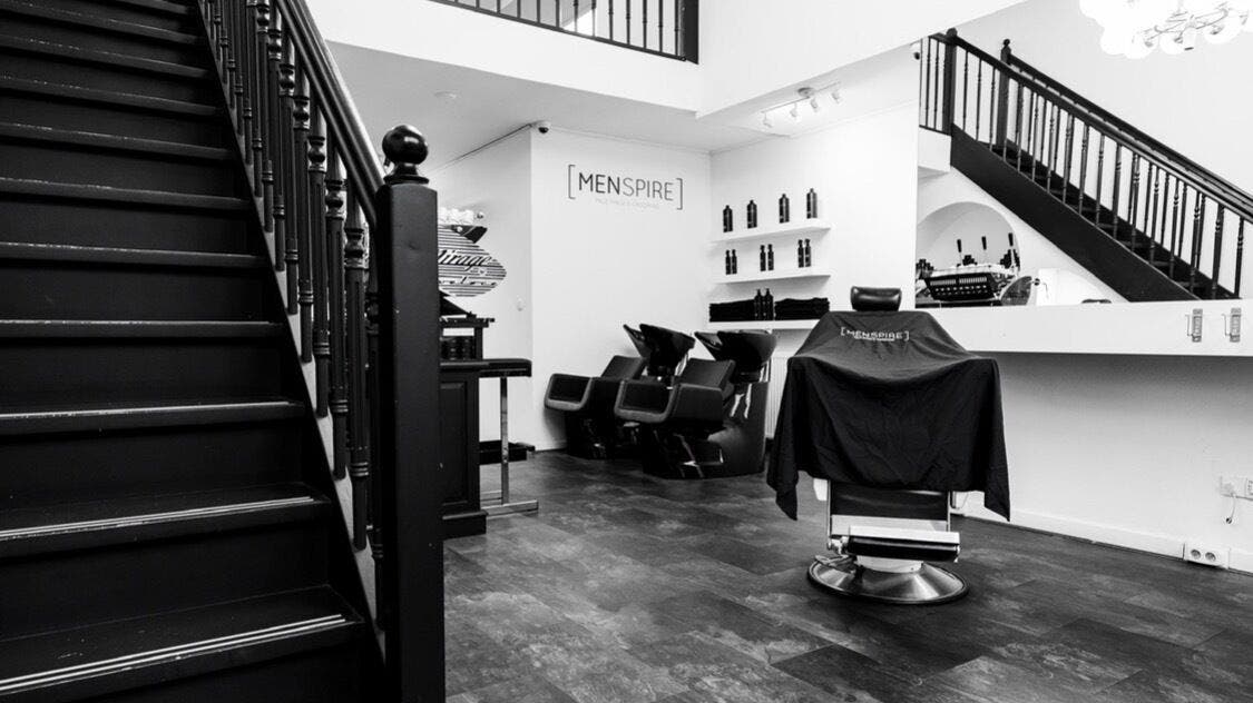 Modern interior of MENSPIRE Old West hair salon in Amsterdam, Noord-Holland, NL with stylish decor.