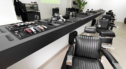 MENSPIRE De Pijp barber chairs and tools in Amsterdam, Noord-Holland, NL.