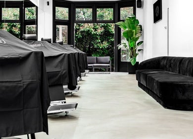 Chic interior of MENSPIRE Beethoven, Amsterdam, Noord-Holland, NL with stylish chairs and lush greenery.