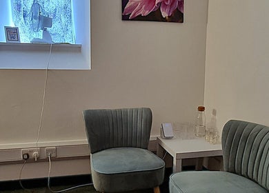 Cozy waiting area at Professional Massage Therapist Edinburgh – Oleh Miroshnychenko, Edinburgh, Scotland, GB.