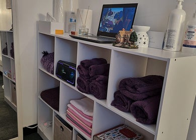 Neatly arranged towels and supplies at Professional Massage Therapist Edinburgh – Oleh Miroshnychenko, Edinburgh, Scotland, GB.