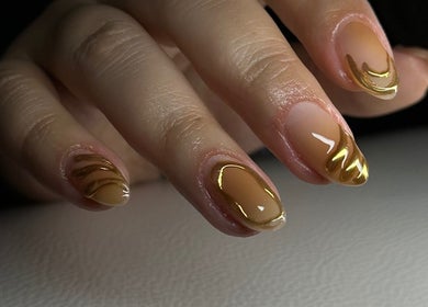Elegante diseño de uñas doradas en Juliana Alcaraz nails, Hermosillo, Sonora, MX.