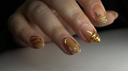 Elegante diseño de uñas doradas en Juliana Alcaraz nails, Hermosillo, Sonora, MX.