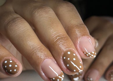 Manicura con diseño de puntos blancos y líneas en Juliana Alcaraz nails, Hermosillo, Sonora, MX.