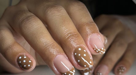 Manicura con diseño de puntos blancos y líneas en Juliana Alcaraz nails, Hermosillo, Sonora, MX.
