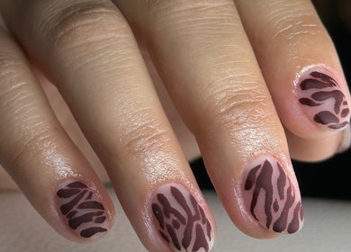 Uñas con diseño felino en Juliana Alcaraz nails en Hermosillo, Sonora, MX, destacando estilo moderno.