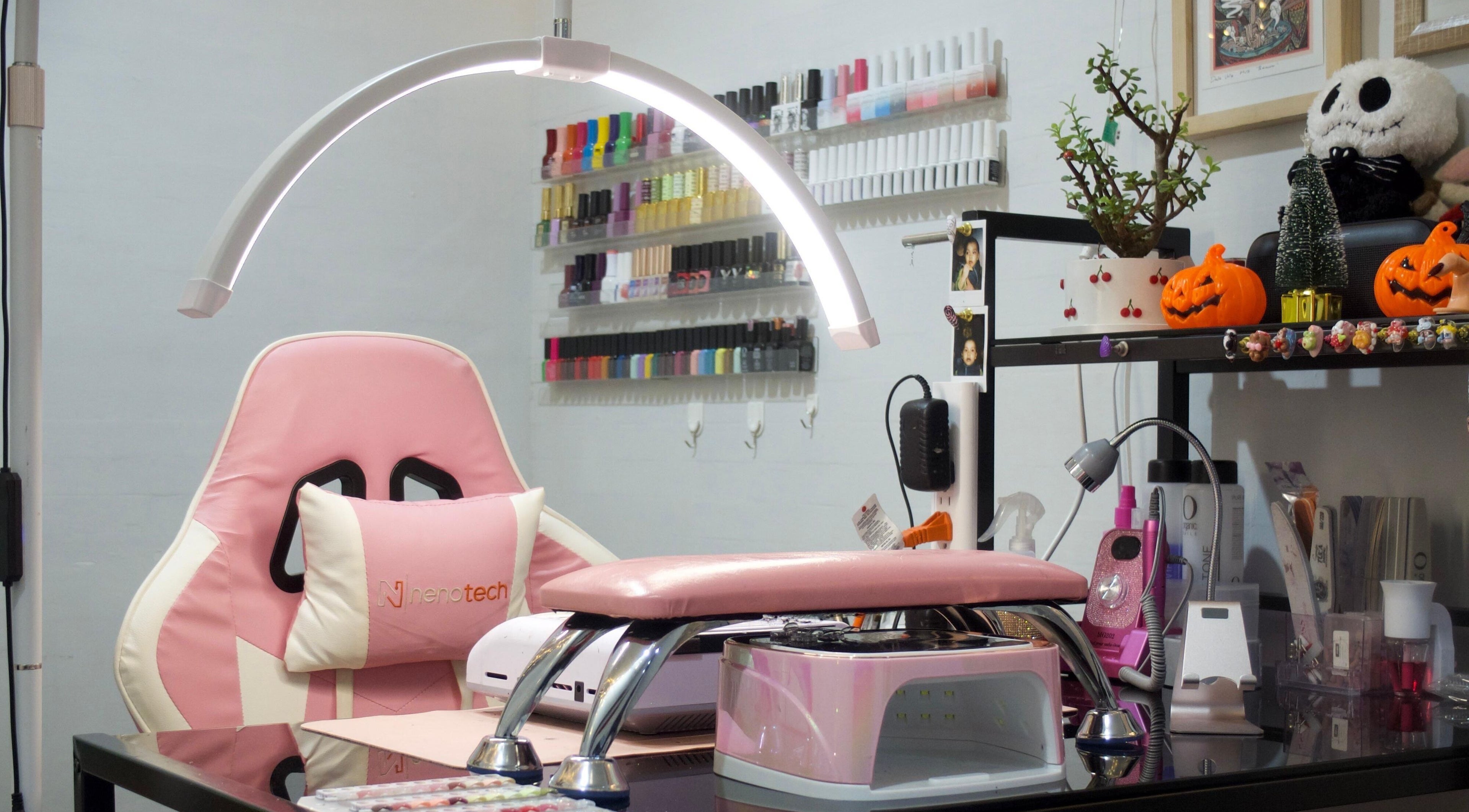 Cozy nail setup at Tae Beauty Studio in Oaxaca De Juárez, Oaxaca, MX, featuring pink decor and nail polish displays.