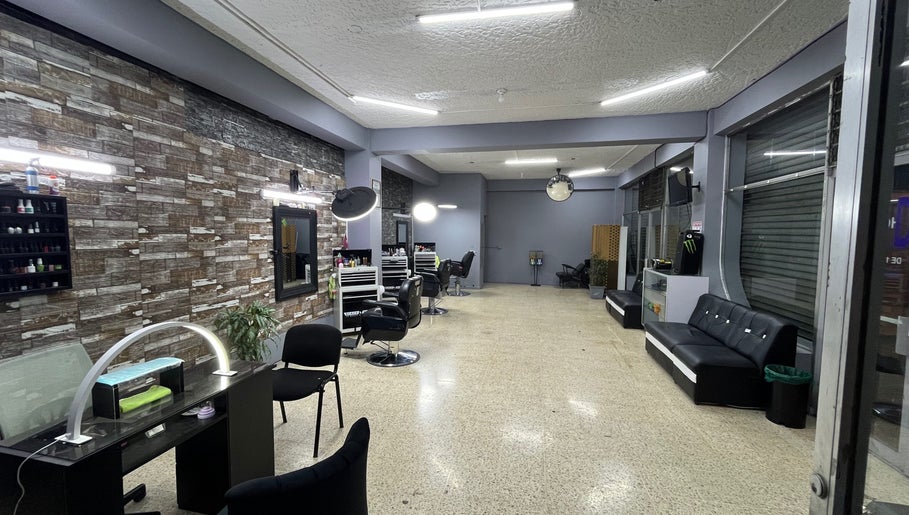 Modern interior of La Barbería in Tres Ríos centro, San José, CR with stylish chairs and mirrors.