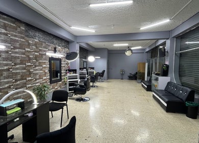 Modern interior of La Barbería in Tres Ríos centro, San José, CR with stylish chairs and mirrors.