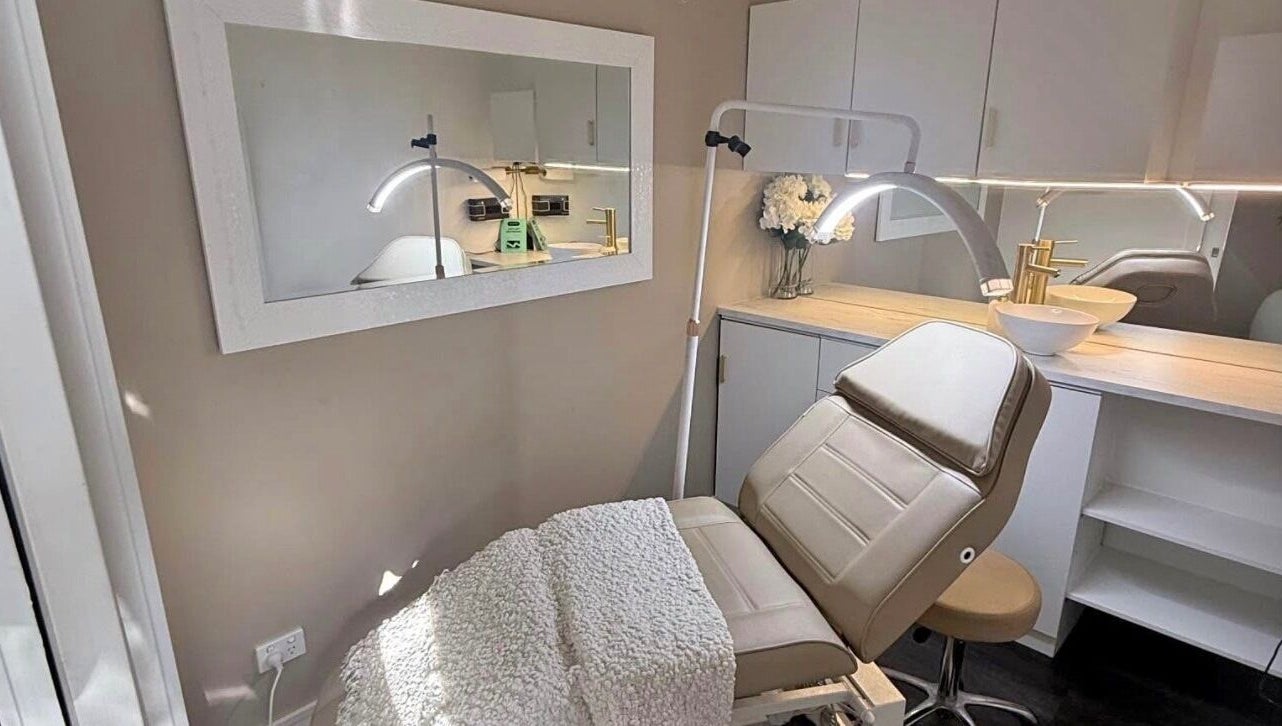 Relaxing treatment room at Harmonii Aesthetics in Mermaid Beach, Queensland, AU with a comfortable spa chair.