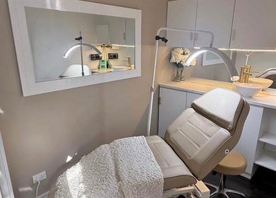 Relaxing treatment room at Harmonii Aesthetics in Mermaid Beach, Queensland, AU with a comfortable spa chair.