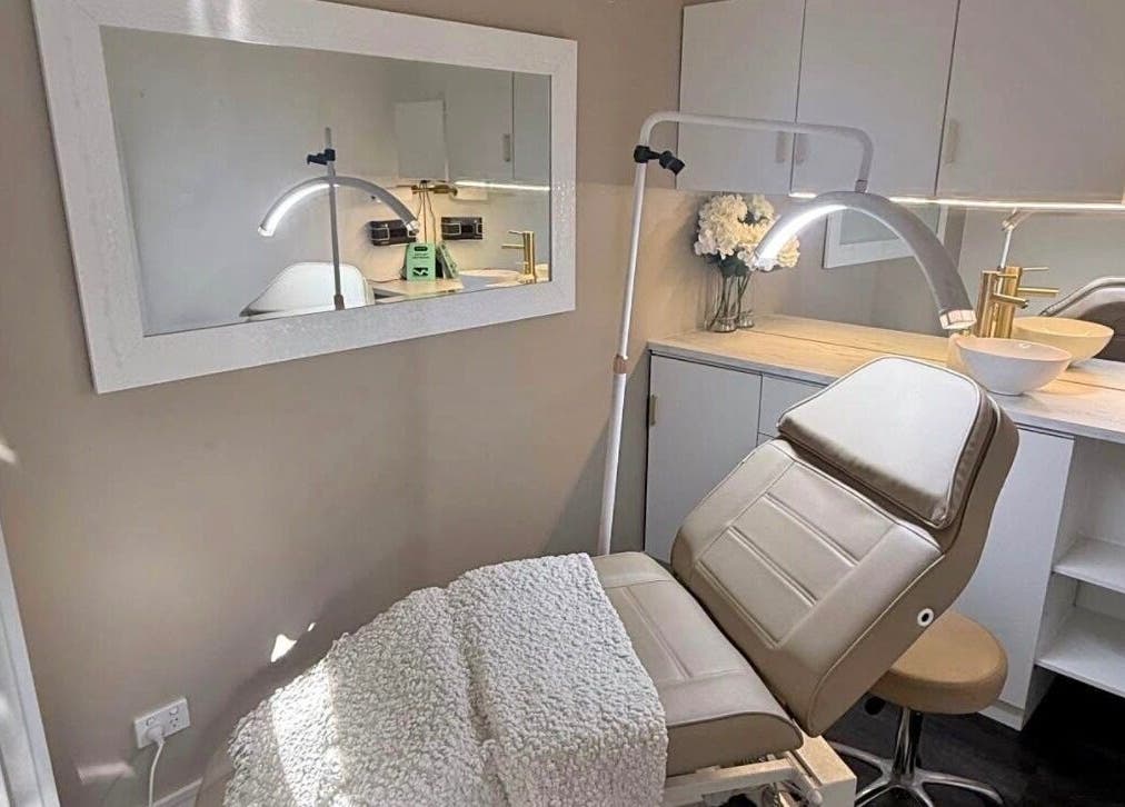 Relaxing treatment room at Harmonii Aesthetics in Mermaid Beach, Queensland, AU with a comfortable spa chair.