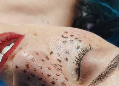 Primer plano de un rostro con pecas y maquillaje impecable en GIGIXFRECKLES, El Ejido, Andalucía, ES.