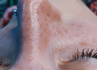 Cuidado facial en GIGIXFRECKLES, El Ejido, Andalucía, ES, mostrando piel detallada y pecas.