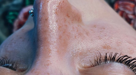 Cuidado facial en GIGIXFRECKLES, El Ejido, Andalucía, ES, mostrando piel detallada y pecas.