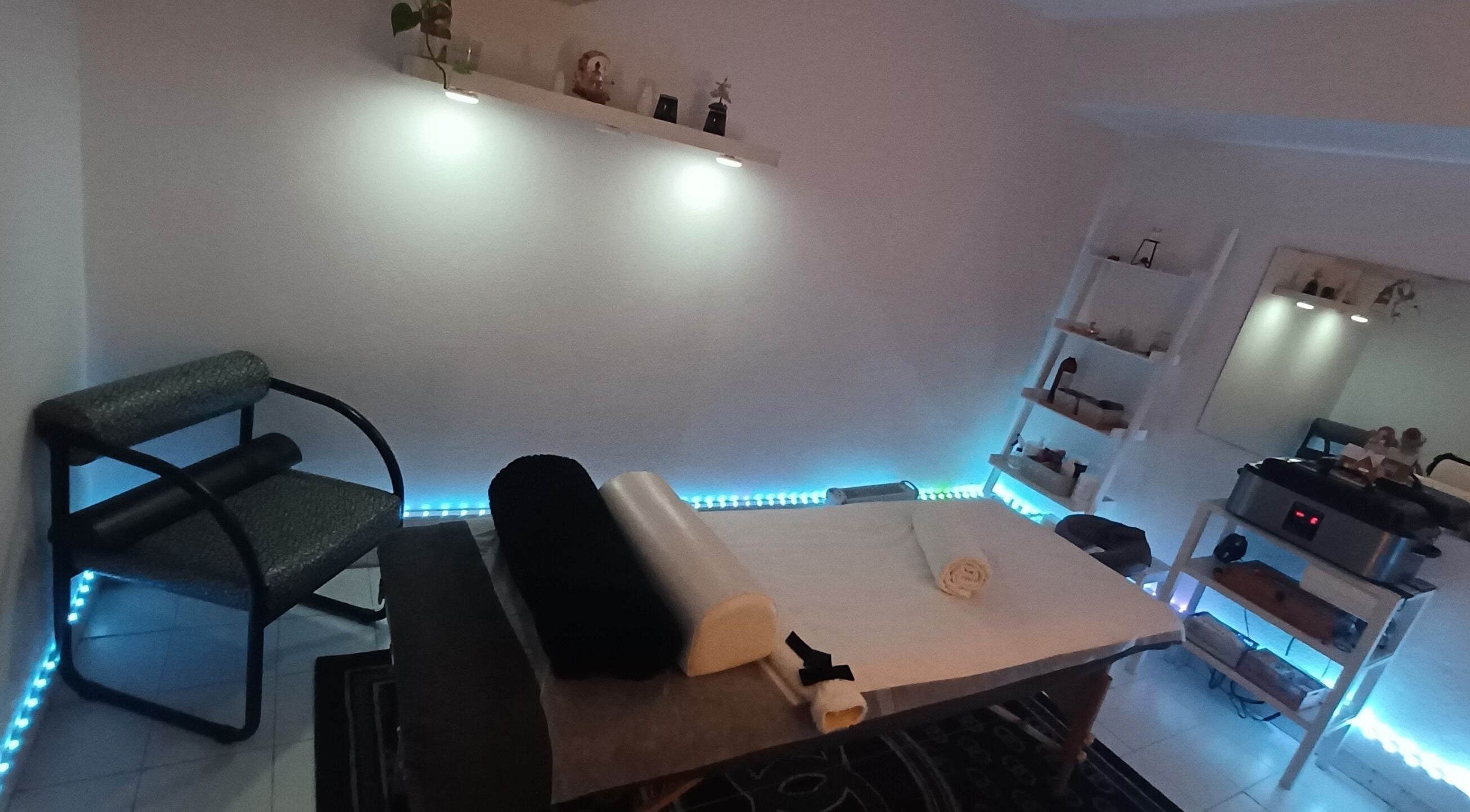 Sala de massagem serena no Terapias Luchtenberg, Costa Da Caparica, Setúbal, PT com luz suave.