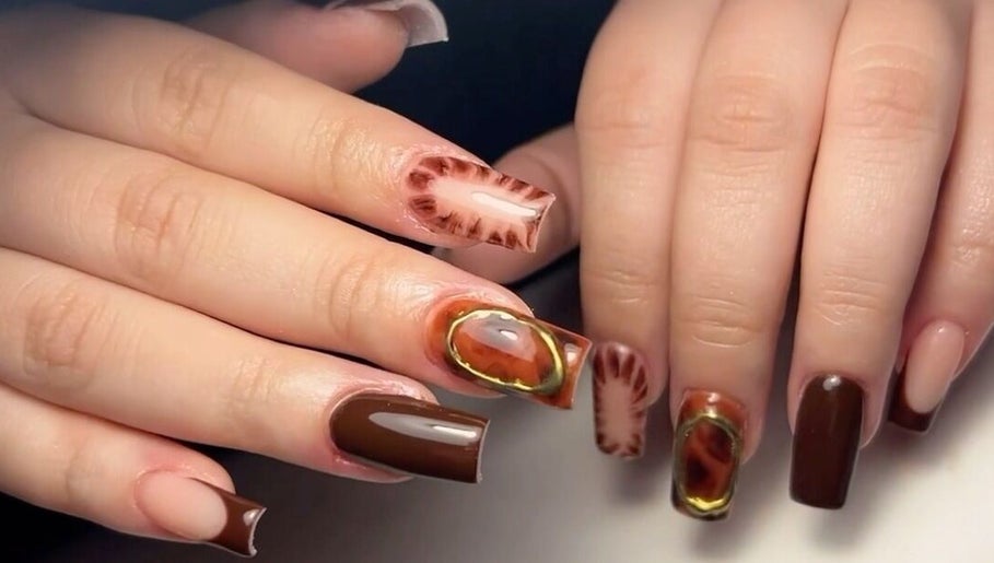 Hermoso diseño de uñas terracota en Vibes Nails, Madrid, Comunidad De Madrid, ES.