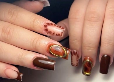 Hermoso diseño de uñas terracota en Vibes Nails, Madrid, Comunidad De Madrid, ES.
