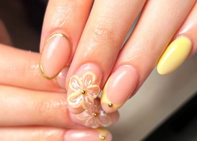 Decoración de uñas con flor y detalles dorados en Vibes Nails, Madrid, Comunidad De Madrid, ES.
