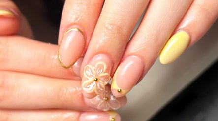 Decoración de uñas con flor y detalles dorados en Vibes Nails, Madrid, Comunidad De Madrid, ES.