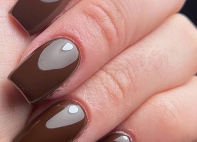 Uñas marrones brillantes en Vibes Nails, Madrid, Comunidad De Madrid, ES.