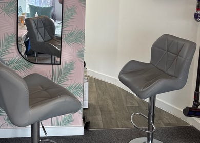 Уютный интерьер Airtouchmenow в Вустере, Англия, GB с серыми креслами и зеркалом.