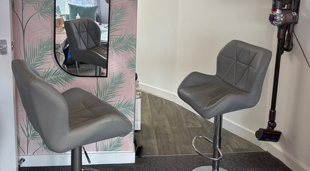 Уютный интерьер Airtouchmenow в Вустере, Англия, GB с серыми креслами и зеркалом.