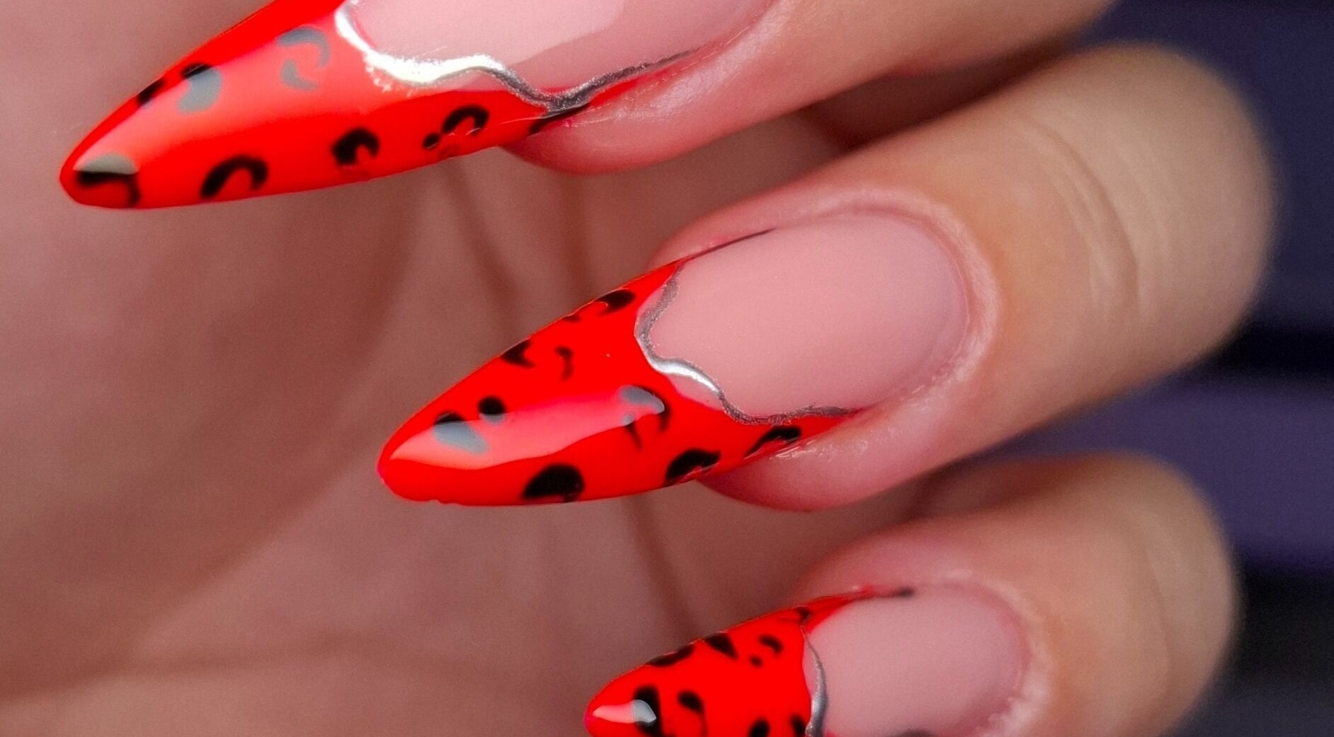 Crveno-narančasti leopard uzorak noktiju u Studio ljepote Mony, Svibovec Podravski, Varaždinska Županija, HR.