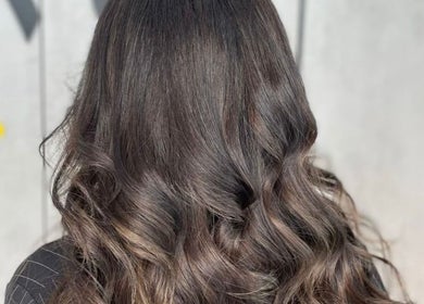 Elegant wavy hairstyle at Five Seconds Salon - King Abdulaziz in Riyadh, Riyadh Province, SA.