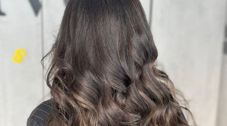 Elegant wavy hairstyle at Five Seconds Salon - King Abdulaziz in Riyadh, Riyadh Province, SA.