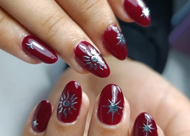 Manicura roja con diseños estelares en Eglandbeautynails, Estación Central, Región Metropolitana, CL.