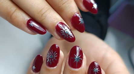 Manicura roja con diseños estelares en Eglandbeautynails, Estación Central, Región Metropolitana, CL.