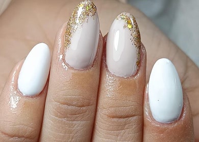 Manicura blanca con brillo dorado en Eglandbeautynails, Estación Central, Región Metropolitana, CL.