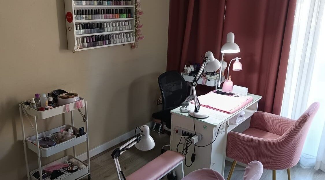 Área de manicura en Eglandbeautynails, Estación Central, Región Metropolitana, CL con decoración elegante.