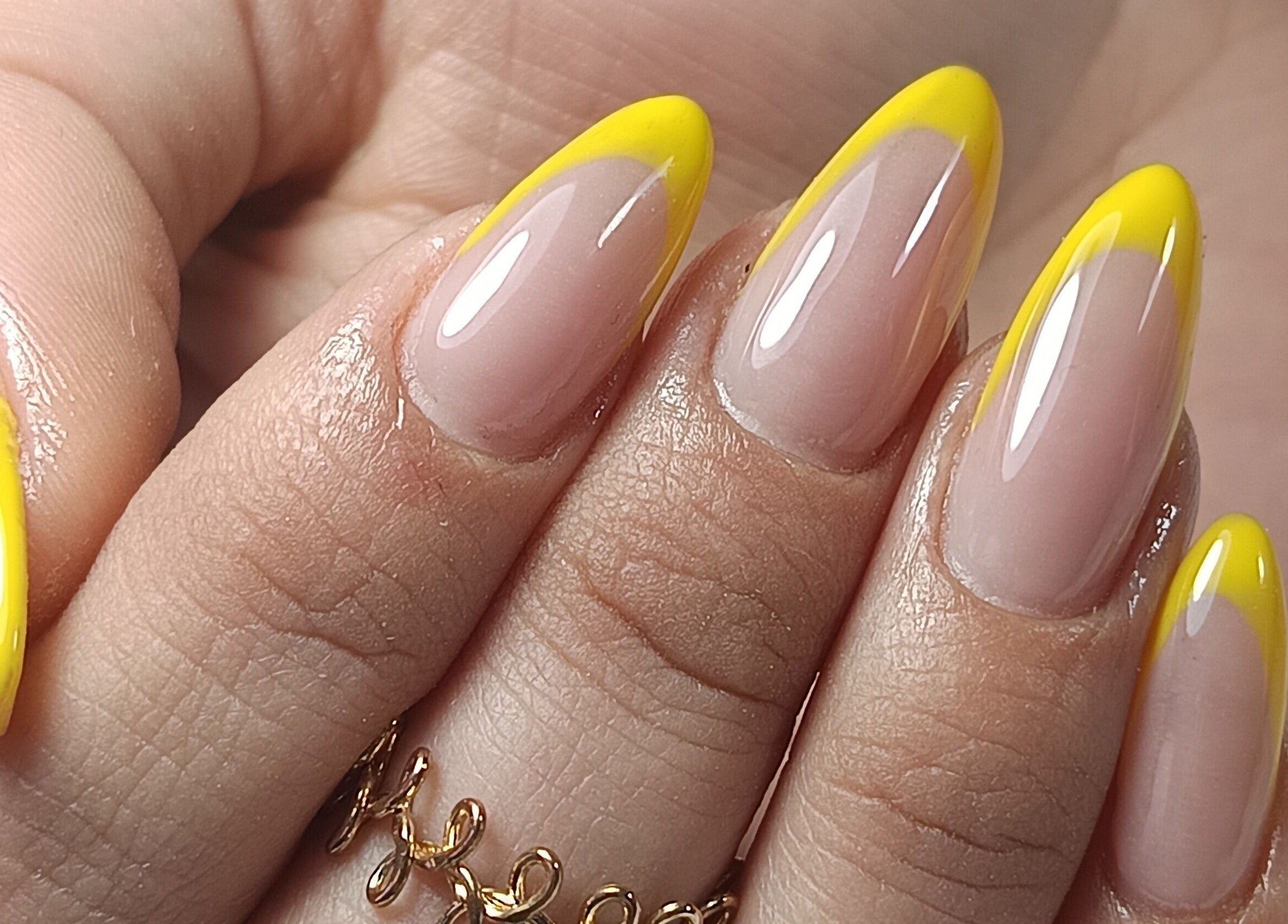 Uñas con punta amarilla en Eglandbeautynails, Estación Central, Región Metropolitana, CL.