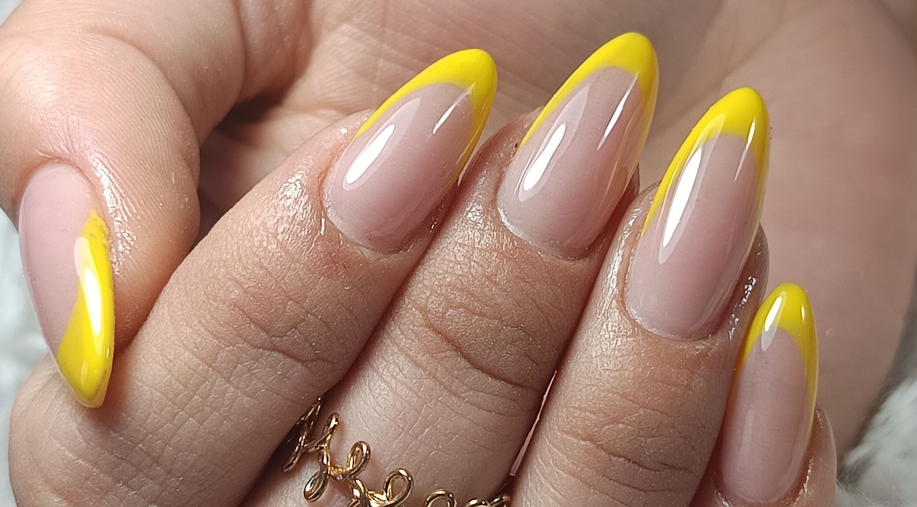 Uñas con punta amarilla en Eglandbeautynails, Estación Central, Región Metropolitana, CL.