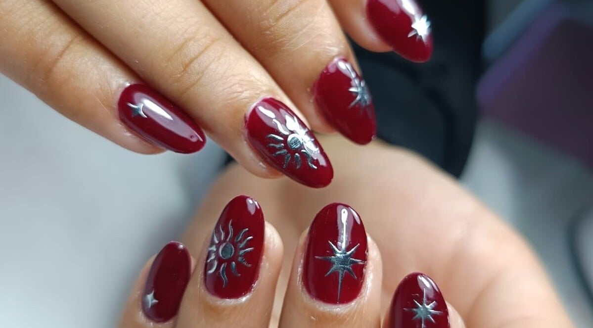 Diseño de uñas rojas con estrellas en Eglandbeautynails, Estación Central, Región Metropolitana, CL.