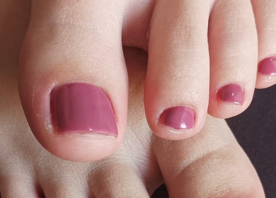 Pedicura con esmalte rosa en Eglandbeautynails, Estación Central, Región Metropolitana, CL.