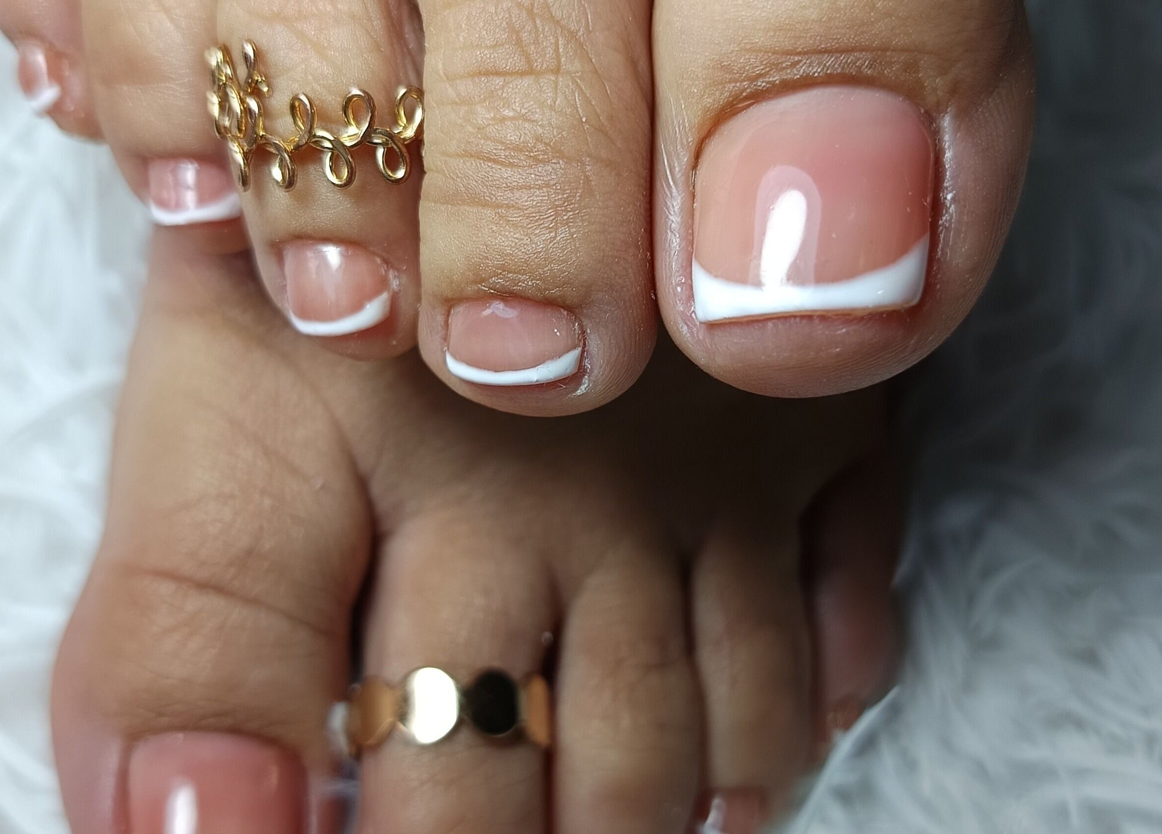 Uñas con manicura francesa y anillos dorados en Eglandbeautynails, Estación Central, Región Metropolitana, CL