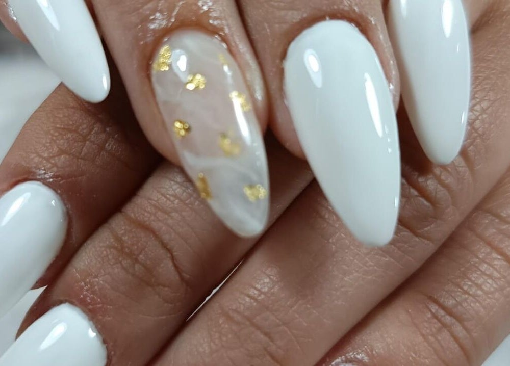 Diseño de uñas blancas con detalles dorados en Eglandbeautynails, Estación Central, Región Metropolitana, CL.